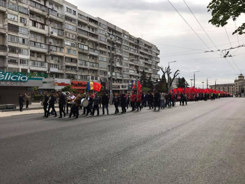 Игорь Додон возглавил многотысячную колонну первомайского марша в Кишиневе  