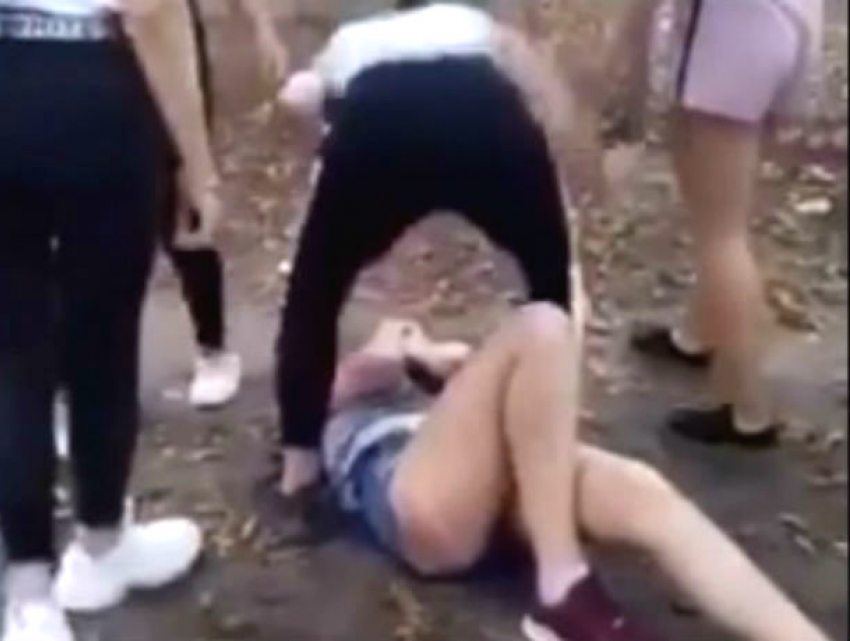 «Как оно быть потаскухой?»: расправу девочек над ровесницей в Одессе сняли на видео