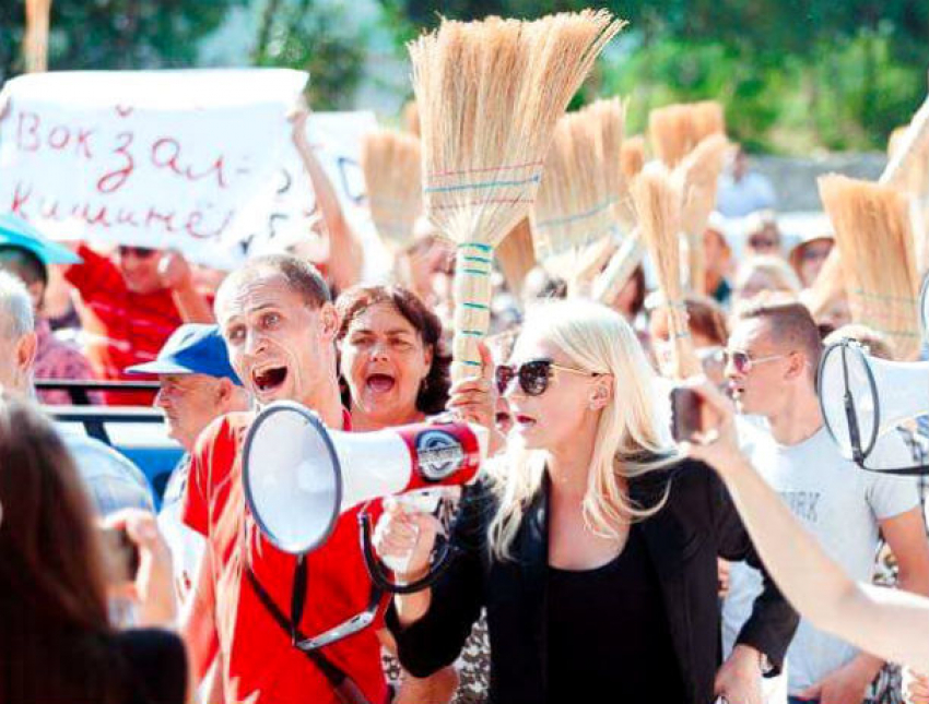 Зрелищные разборки со сторонниками Нэстасе и Санду устроили вооруженные вениками протестующие в Оргееве