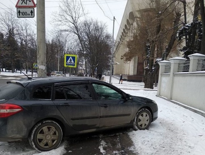 Заблокировавший очищенный тротуар у Дворца Республики автохам возмутил жителей Кишинева