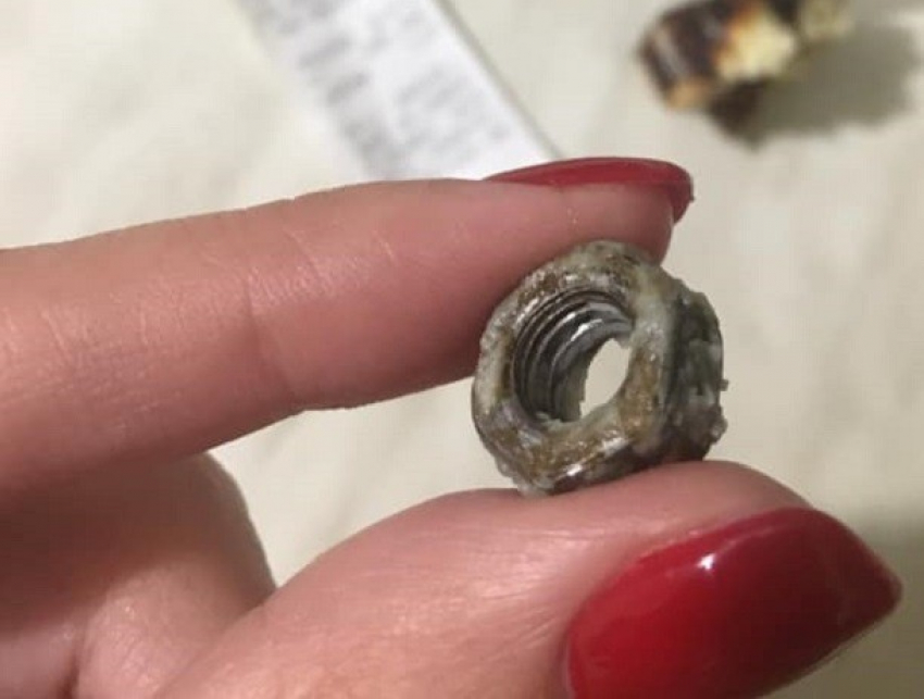 В компании «Franzeluţa» обнаружение стальной гайки в булочке назвали «происками конкурентов»