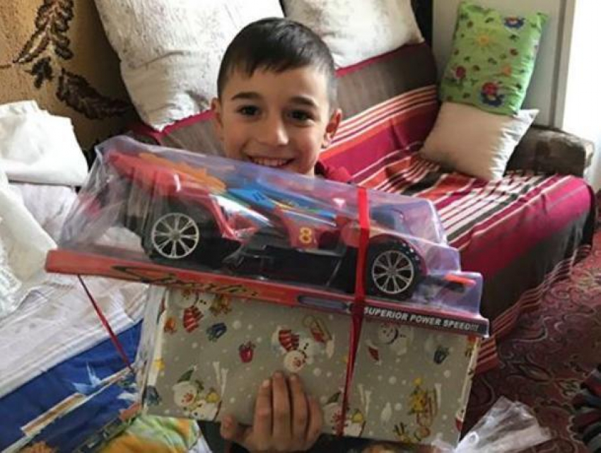 Неравнодушные молдаване завалили подарками мальчика, написавшего Деду Морозу трогательное письмо