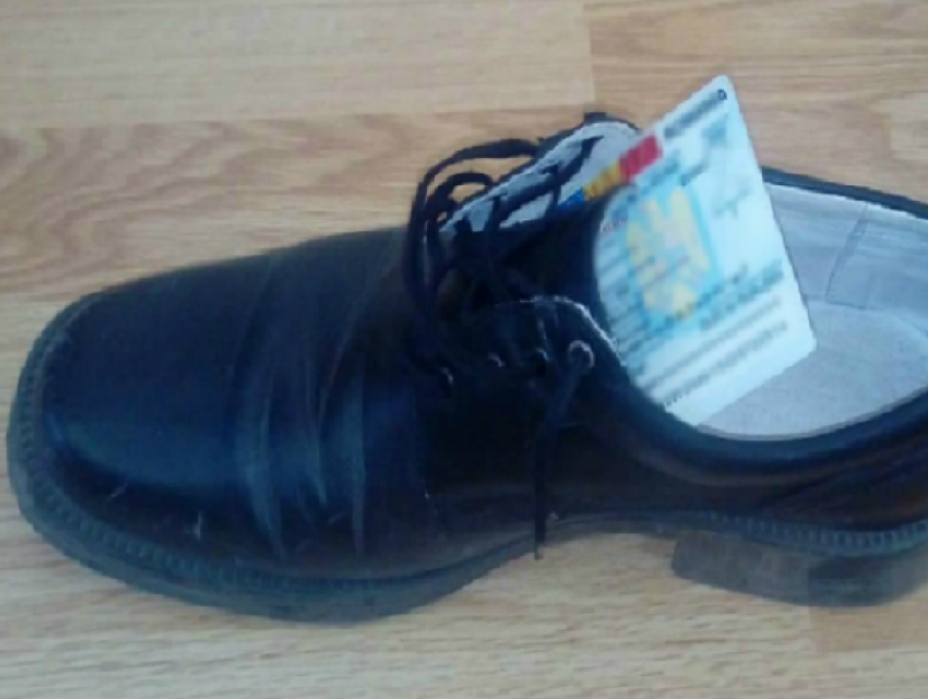 Глупый гражданин Молдовы попытался попасть в Румынию, спрятав в туфле фальшивку: мужчину заставили разуться