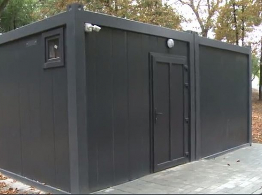 В столичном парке появился первый общественный туалет с теплой водой, умывальником и зеркалами