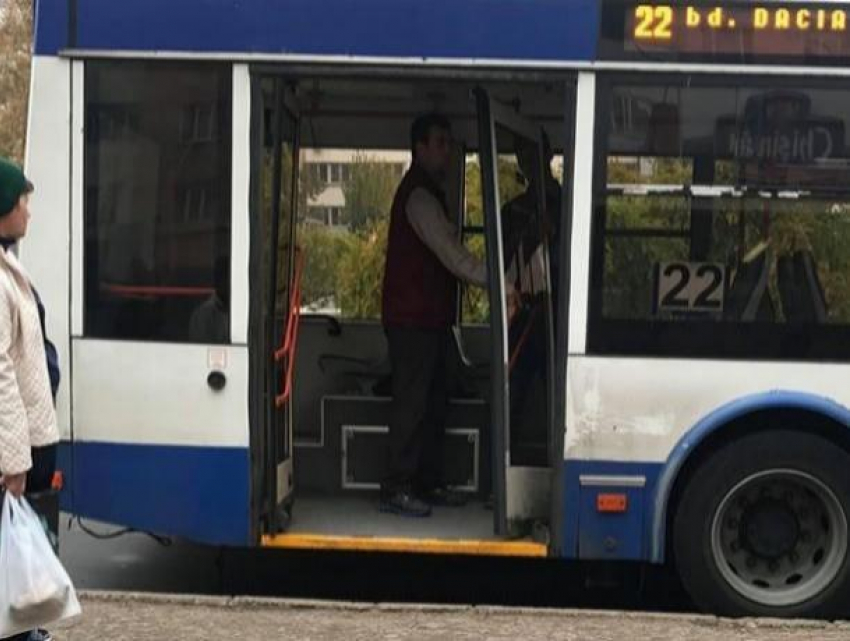  В Кишинёве у троллейбуса на полном ходу отвалилась дверь 