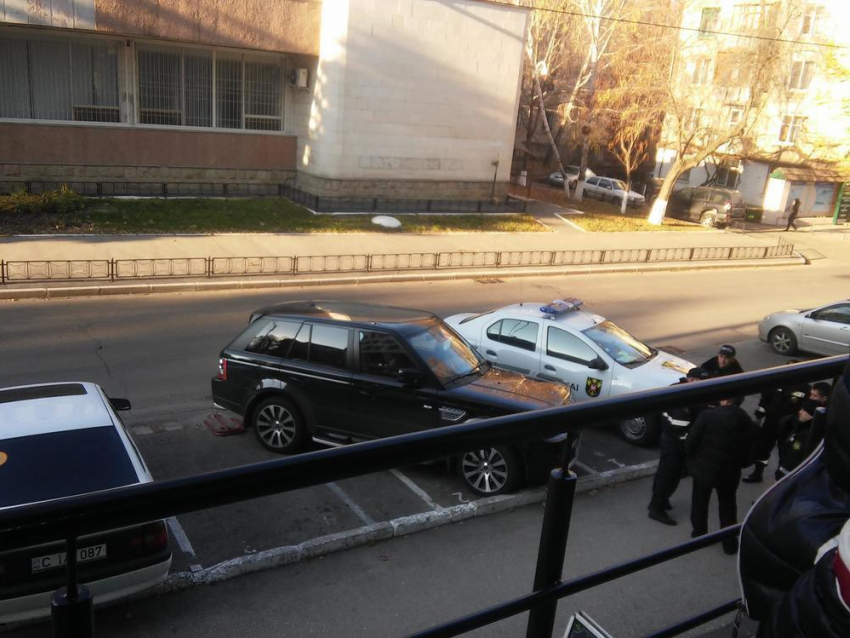 В центре Кишинева владелец Land Rover накинулся с ножом на охранника
