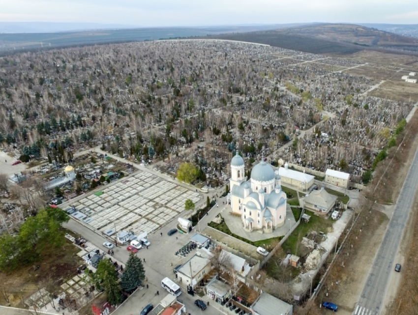 Суд восстановил в должности обвиненного в схемах директора столичного кладбища