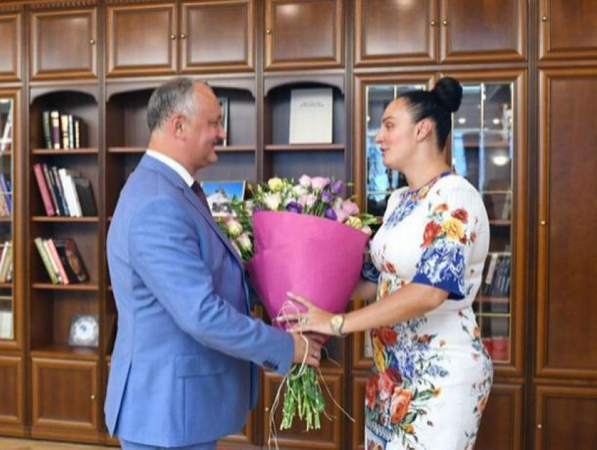 Игорь Додон встретился с Еленой Ваенга и вручил ей шикарный букет цветов