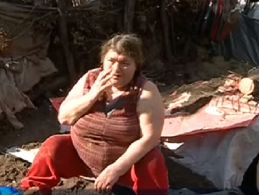 Женщина с детьми уже 12 лет живет в землянке на окраине Кишинева