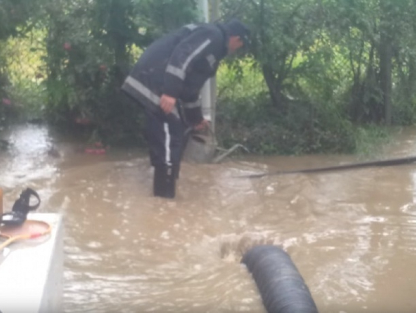 Потоки дождевой воды смыли более 3 километров дороги у села Пухой