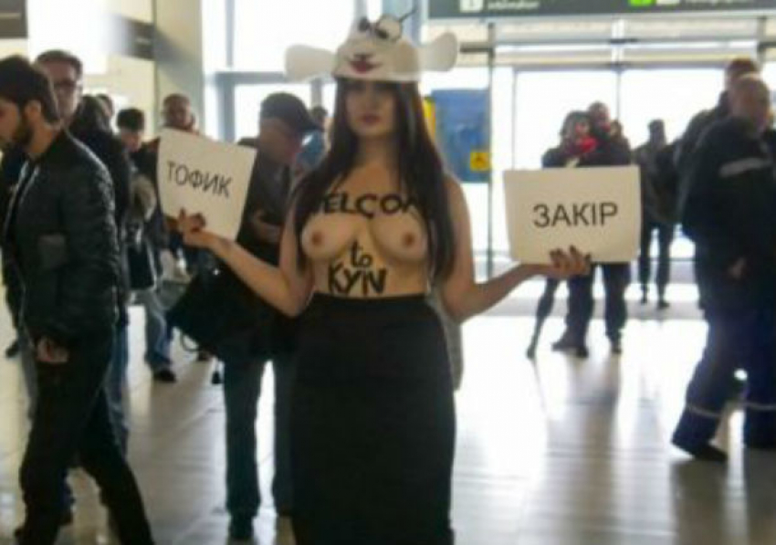 Обнаженной грудью протестовала против секс-туров активистка Femen в образе овцы