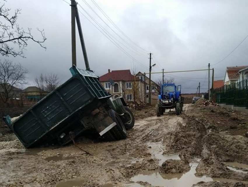 Грузовик провалился в яму на улице с красивыми особняками в пригороде Кишинева