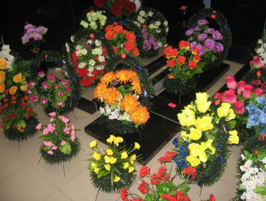 Жителей Молдовы призывают отказаться от венков и искусственных цветов