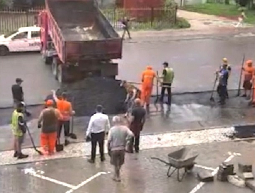 Возмутительную укладку асфальта под проливным дождем устроили в Кишиневе и в Бельцах