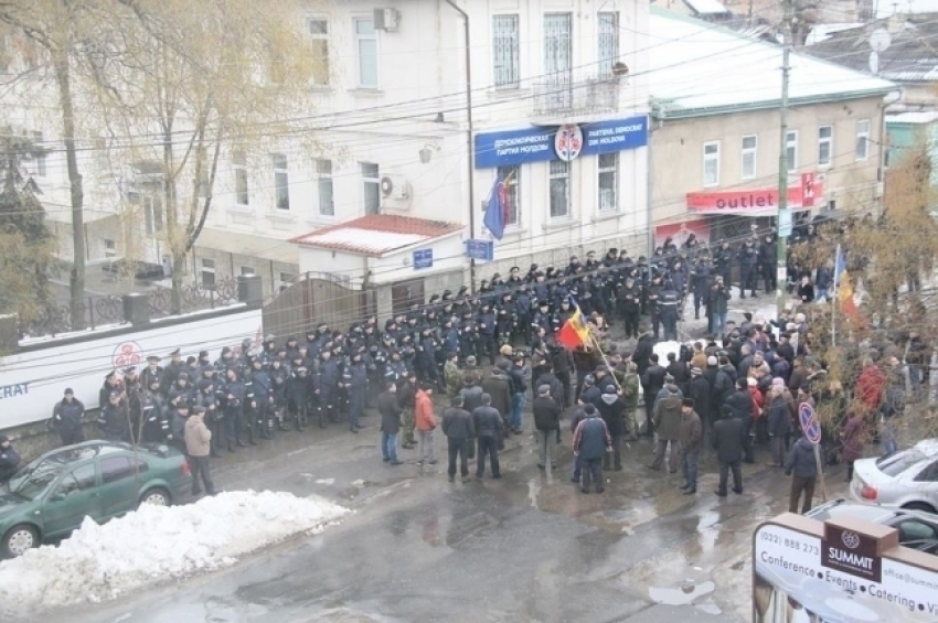 Офис Демпартии окружили сотни полицейских 