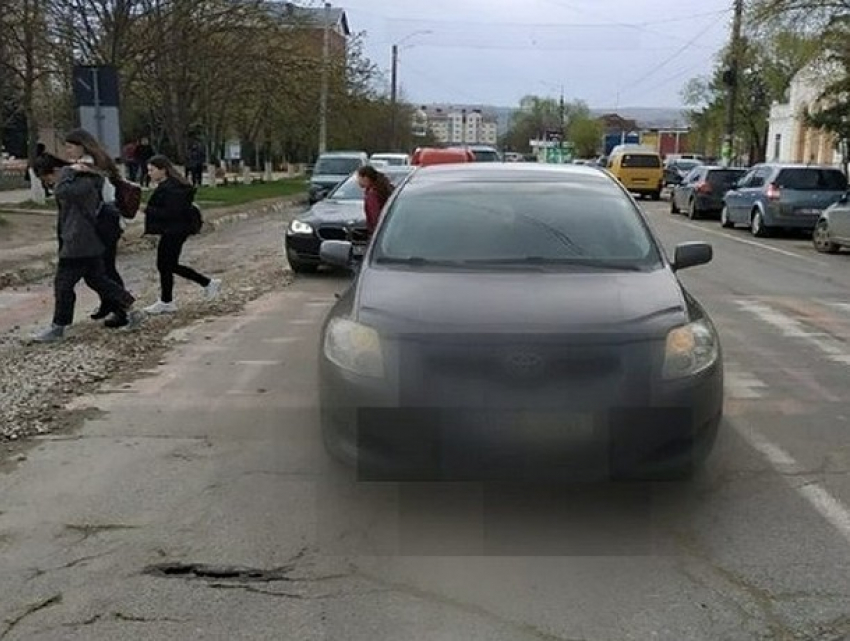 Автомобилист сбил ребенка на пешеходном переходе в Яловенах 