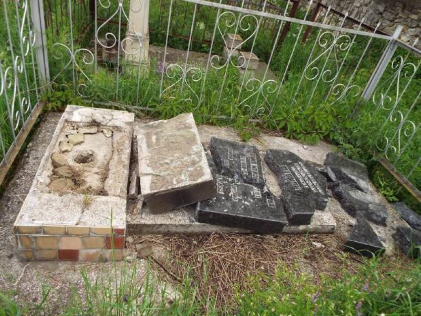 В Сороках за осквернением могил на кладбище пойманы несовершеннолетние