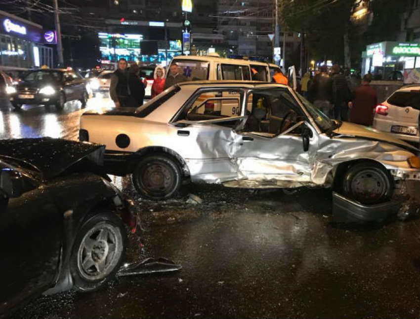 Два автомобиля вдребезги разбились на перекрестке в Кишиневе