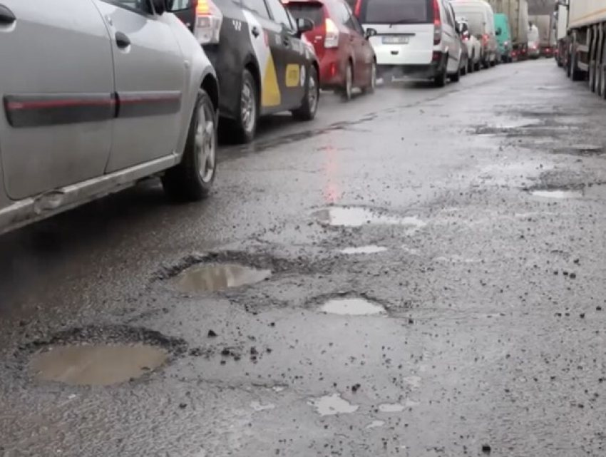 В Кишиневе начали восстанавливать дороги