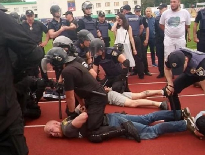 Месть Порошенко обернулась задержанием и избиением «азовца", отказавшегося подать ему руку