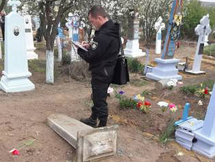 Маленькая девочка погибла под упавшей могильной плитой в Одесской области