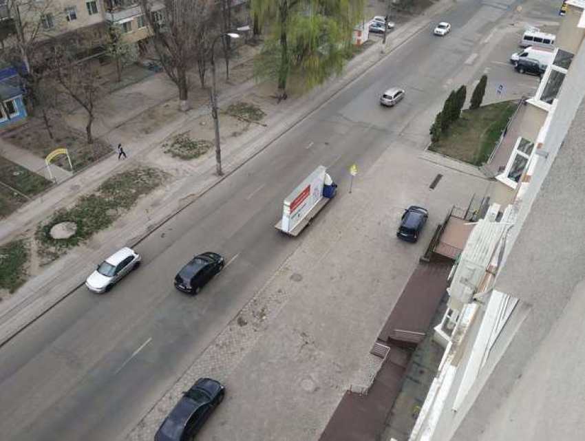 В Кишиневе спецтранспорт предупреждает через громкоговоритель об угрозах коронавируса 