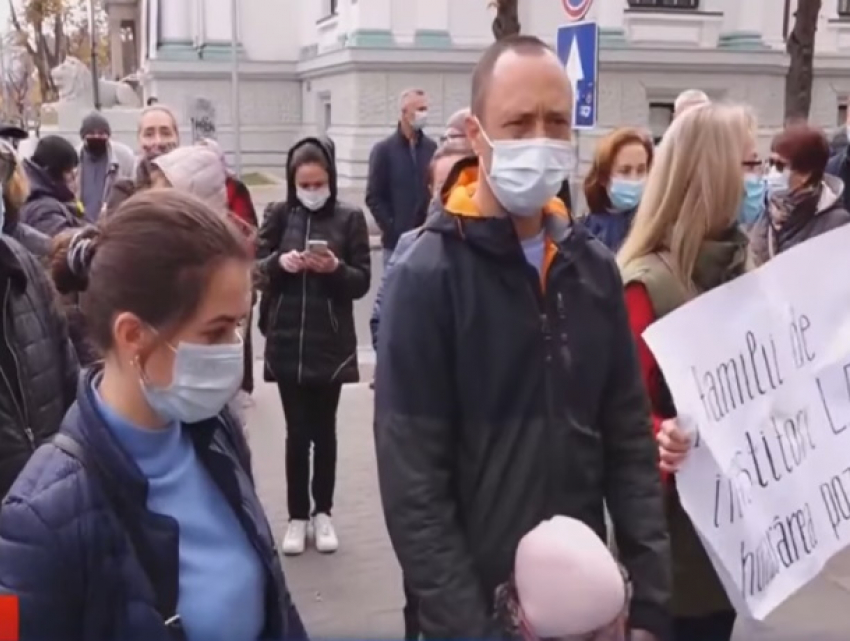 "Мы не призраки!» - обманутые кишиневцы протестовали перед зданием примэрии