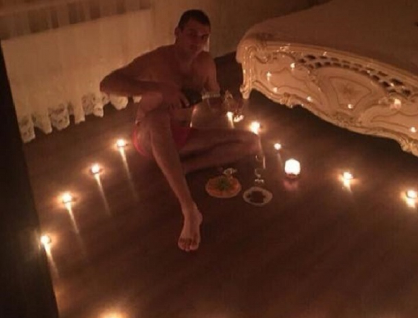 "Сейчас будет секс": фото голого Порошенко в красных трусах опубликовала его жена