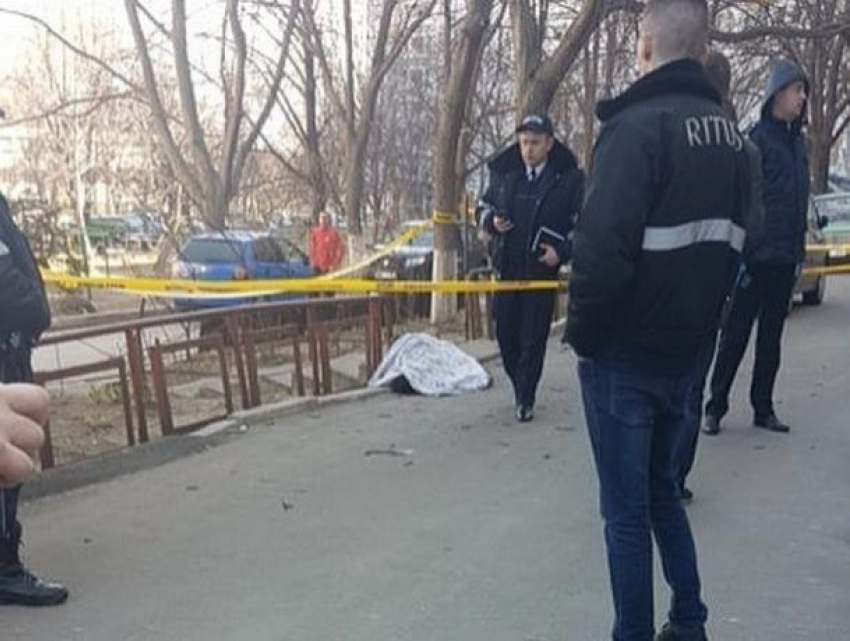 В Кишинёве мужчина упал с 13-го этажа, полиция устанавливает личность погибшего