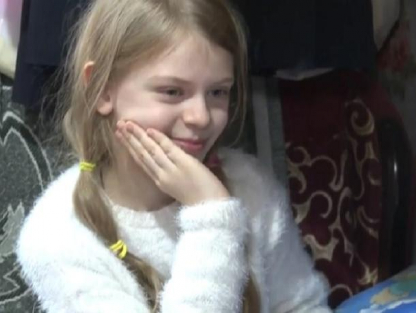  Неравнодушные кишинёвцы купили планшет 8-летней Насте, ухаживающей за больной матерью в 7-метровой каморке 