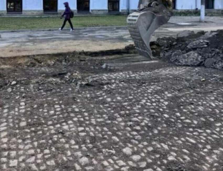 Стало известно больше деталей о сенсационно обнаруженной старой мостовой в столице