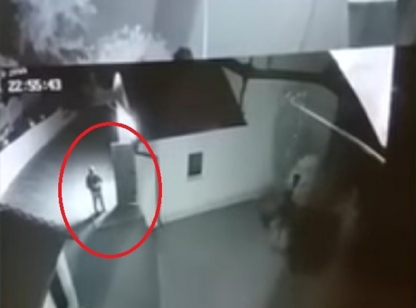 Нападение во дворе церкви на жену беглого священника в Каларашском районе попало на видео