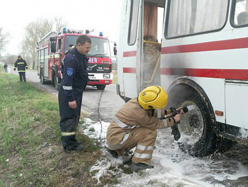 Автобус «Милешты - Ниспорены» с 45 пассажирами загорелся на ходу 