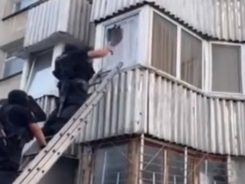 В Кишиневе штурмовали квартиру мужчины, который попытался зарезать на Ботанике своего соседа