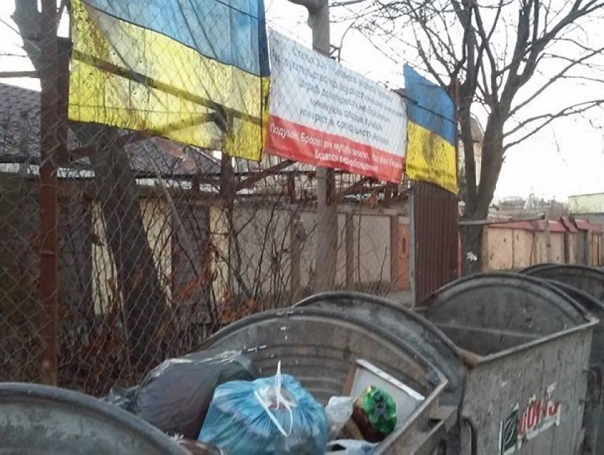 Одесситы надругались над украинскими флагами, вывешенными для их устрашения 