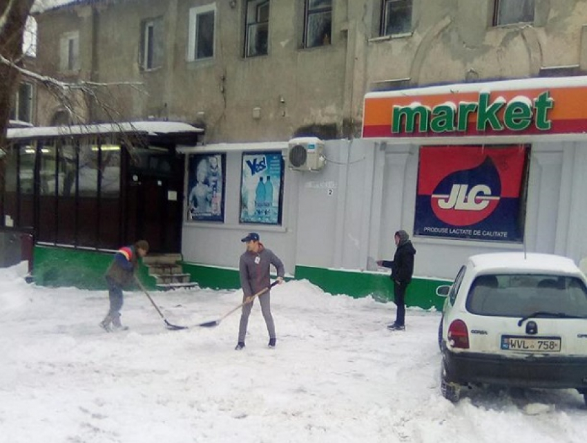 В Кишиневе сотрудники магазина забросали снегом улицу