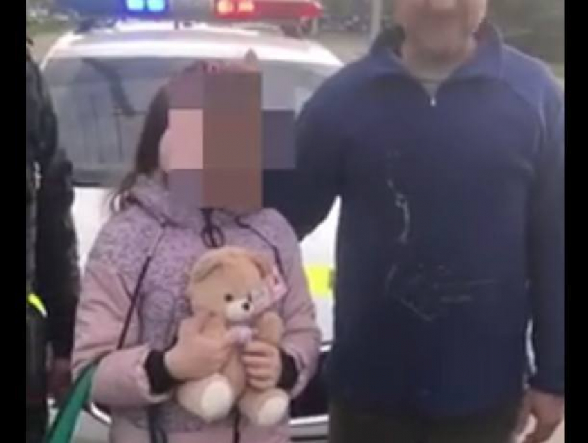 Заблудившейся в Кишиневе девочке помогли добраться домой полицейские 
