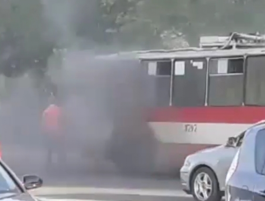 Загоревшийся по ходу движения столичный троллейбус испугал пассажиров