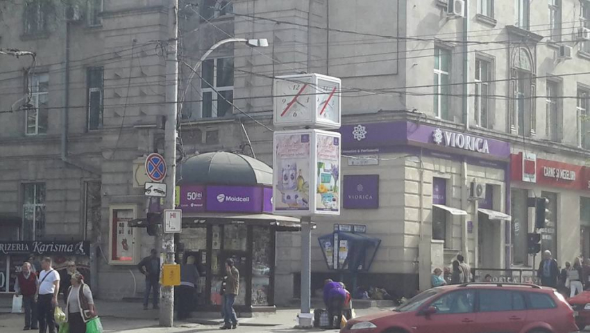 Неработающие часы в центре Кишинева заклеили цветной лентой вместо того, чтобы починить 