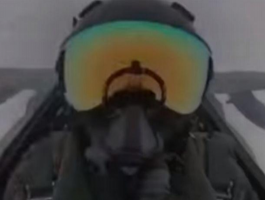 Шокирующее видео – в шлем пилота боевого истребителя попадает молния 