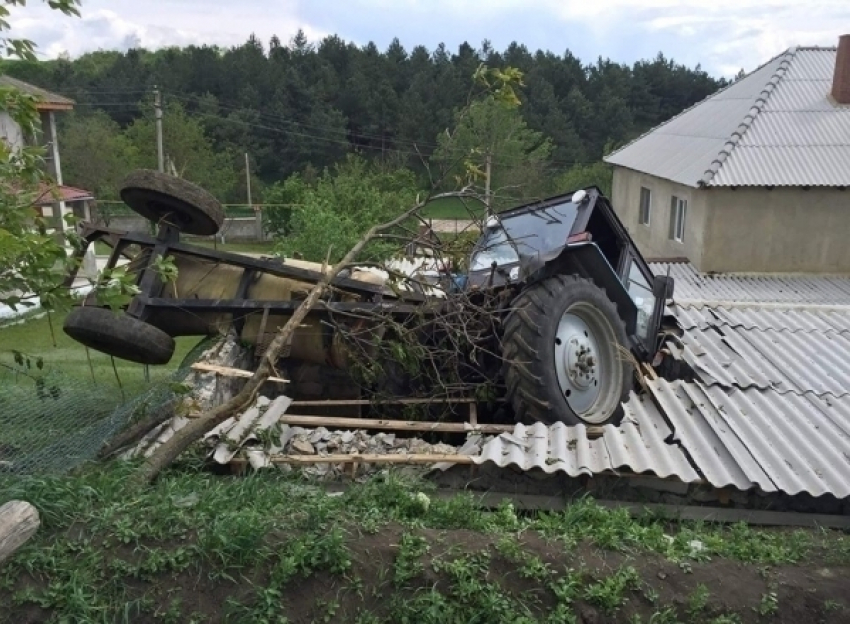 В Чимишлийском районе трактор без тормозов влетел в хлев через крышу