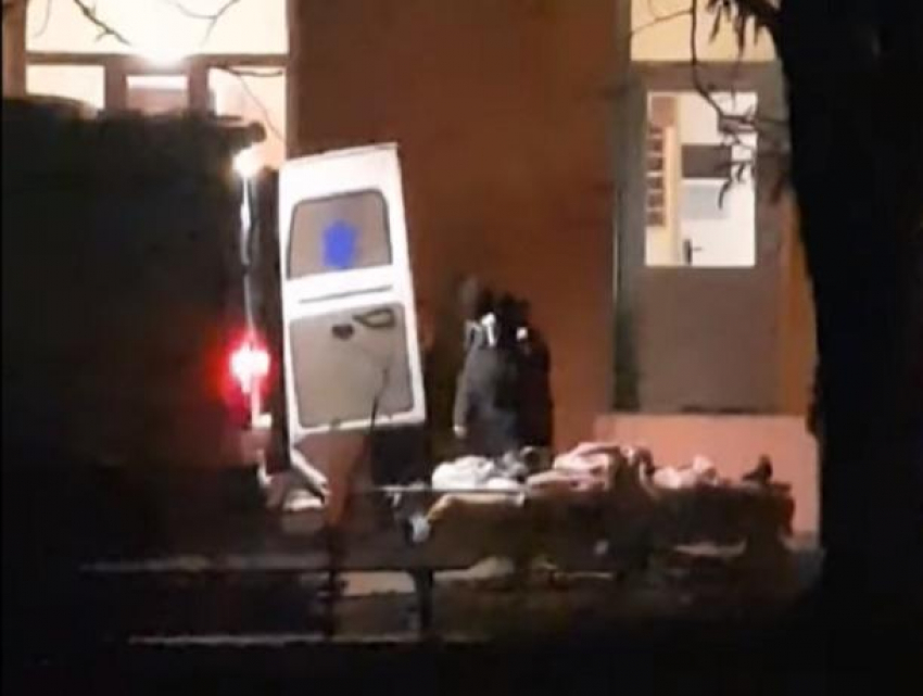 В Резине больные коронавирусом валяются посреди улицы на морозе