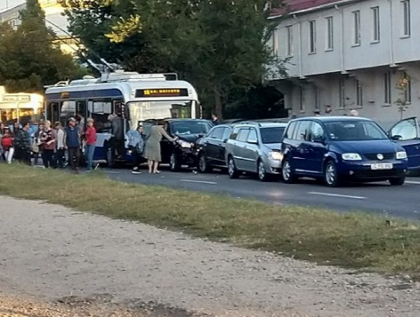 Цепное ДТП с участием троллейбуса произошло в Кишиневе – разбиты четыре автомобиля