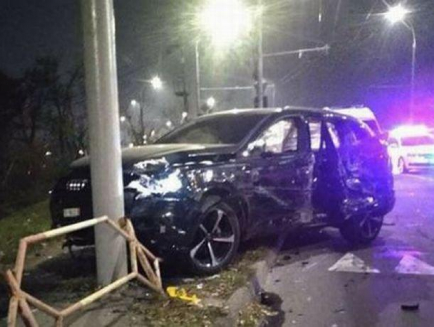 Серьезная авария в столице - роскошный Audi влетел в троллейбус, а затем «обнял» столб