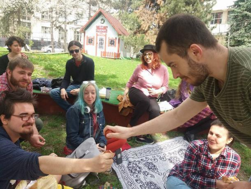 Протест с битьем яиц спровоцировало ограждение парка перед Национальным дворцом в Кишиневе 