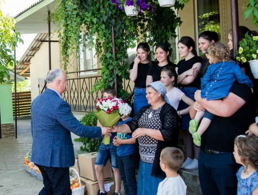 Игорь Додон навестил семью с 16 детьми в Страшенском районе 