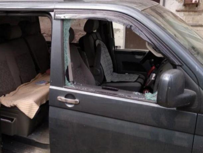 Дерзкие воры ограбили автомобиль прямо в центре Кишинёва, хозяин в отчаянии и просит вернуть рюкзак