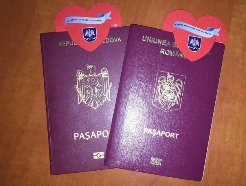 Веселые паспорта с сердечками выдают пограничники в День святого Валентина