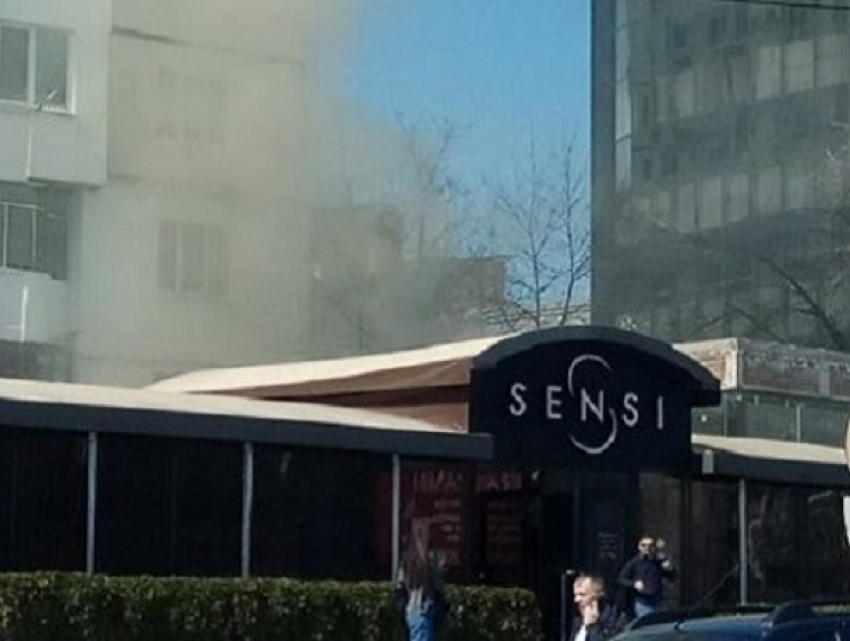 Загоревшийся ресторан в центре Кишинева сняли на видео