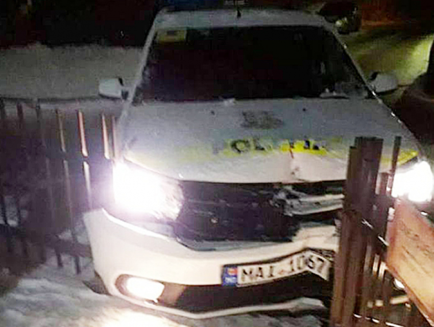 Полицейские на патрульном автомобиле снесли забор в секторе Буюкань 